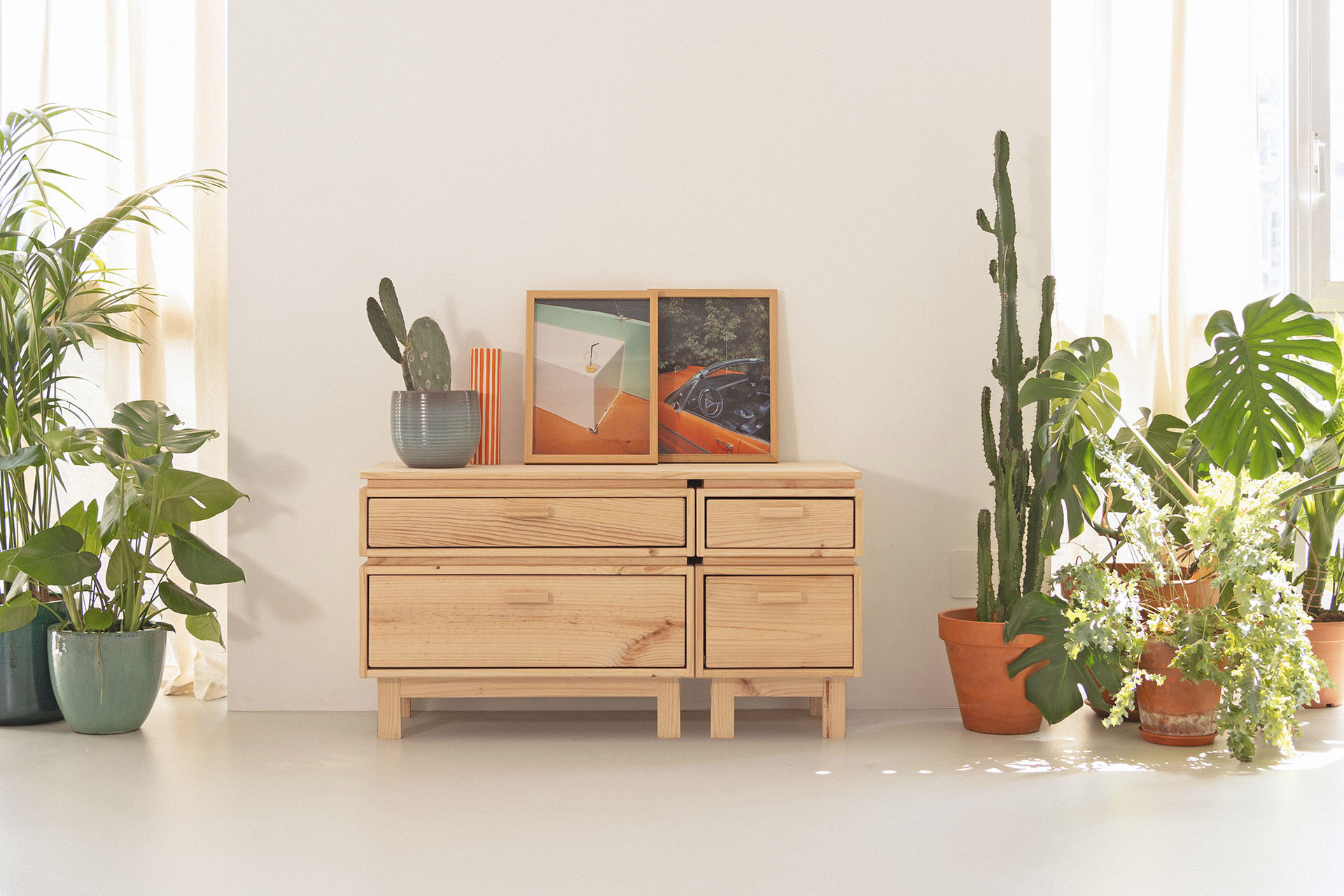 Imagen de ambiente 1 para:C&oacute;moda de madera con patas